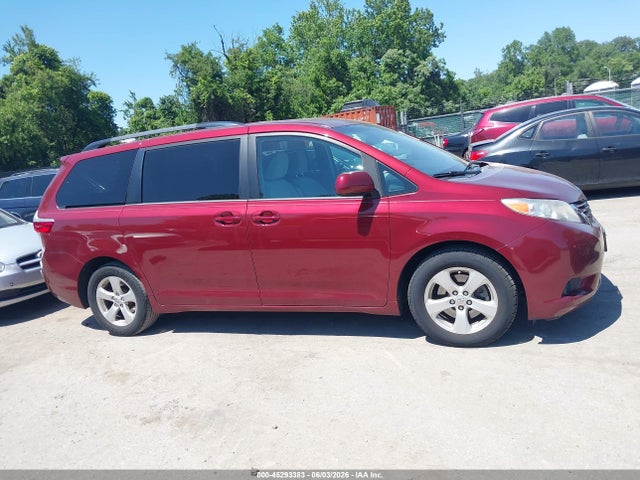 45293383 :رقم المزاد ، 5TDKZ3DC2HS855148 vin ، 2017 Toyota Sienna Le 8 Passenger مزاد بيع