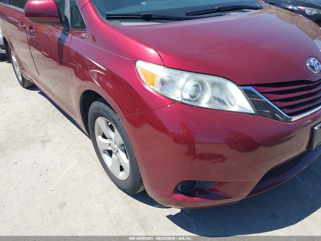 45293383 :رقم المزاد ، 5TDKZ3DC2HS855148 vin ، 2017 Toyota Sienna Le 8 Passenger مزاد بيع