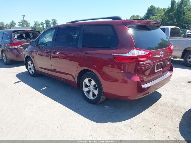 45293383 :رقم المزاد ، 5TDKZ3DC2HS855148 vin ، 2017 Toyota Sienna Le 8 Passenger مزاد بيع