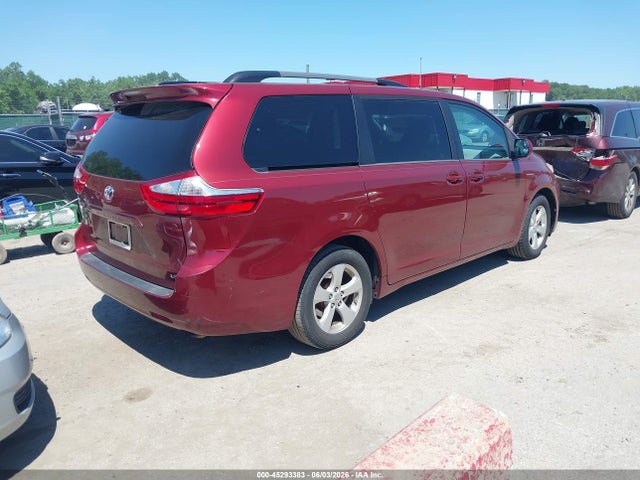 45293383 :رقم المزاد ، 5TDKZ3DC2HS855148 vin ، 2017 Toyota Sienna Le 8 Passenger مزاد بيع