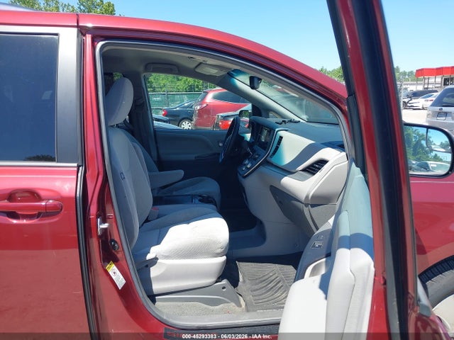 45293383 :رقم المزاد ، 5TDKZ3DC2HS855148 vin ، 2017 Toyota Sienna Le 8 Passenger مزاد بيع