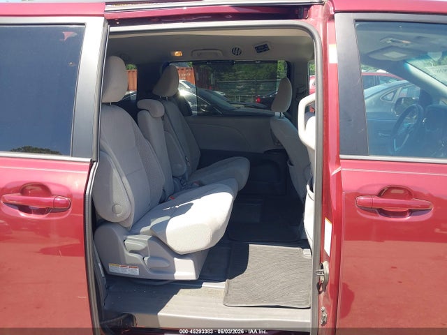 45293383 :رقم المزاد ، 5TDKZ3DC2HS855148 vin ، 2017 Toyota Sienna Le 8 Passenger مزاد بيع