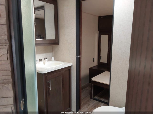 Продаж на аукціоні авто 2016 Forest River Cherokee 274vfk, vin: 4X4TCKD25GX123526, номер лоту: 45293920