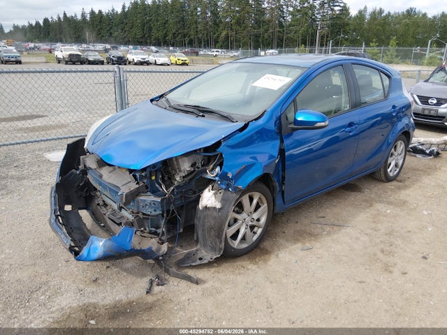 Toyota Prius C Four 2014 JTDKDTB30E1068905 Image 2