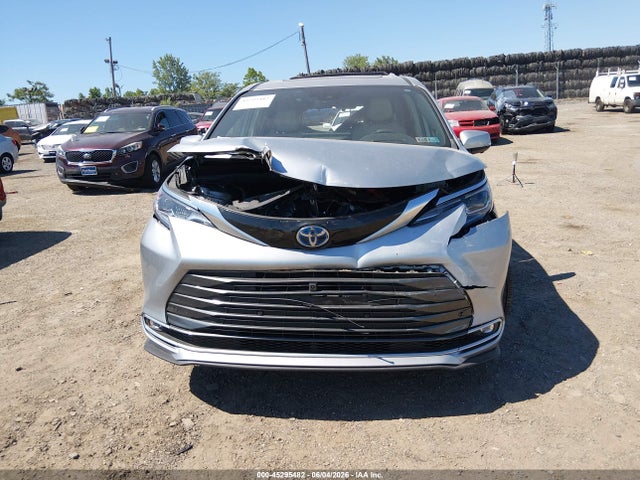 Toyota Sienna Platinum 2025 5TDESKFC5SS167855 Image 13