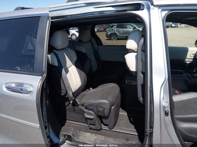 Toyota Sienna Platinum 2025 5TDESKFC5SS167855 Image 8