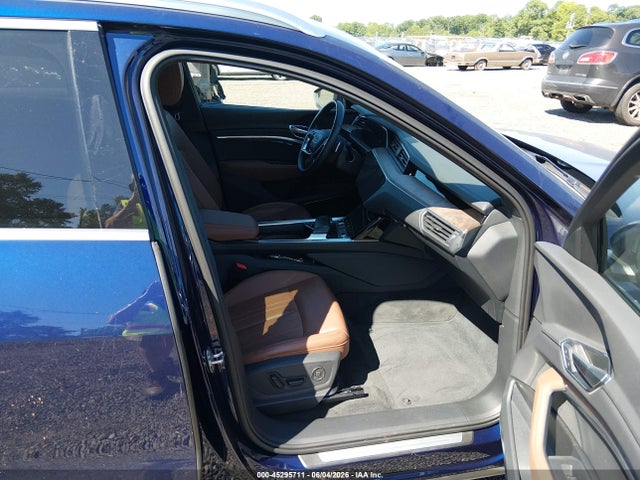 Продажа на аукционе авто 2023 Audi E-tron Premium Plus Quattro, vin: WA1LAAGE1PB014550, номер лота: 45295711