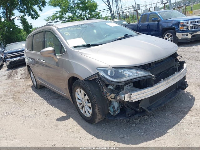 2017 Chrysler Pacifica Touring-l მანქანა იყიდება აუქციონზე, vin: 2C4RC1BG7HR752150, აუქციონის ნომერი: 45295796