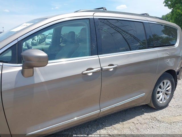 2017 Chrysler Pacifica Touring-l მანქანა იყიდება აუქციონზე, vin: 2C4RC1BG7HR752150, აუქციონის ნომერი: 45295796