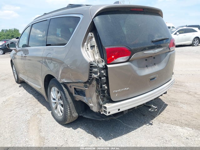 2017 Chrysler Pacifica Touring-l მანქანა იყიდება აუქციონზე, vin: 2C4RC1BG7HR752150, აუქციონის ნომერი: 45295796
