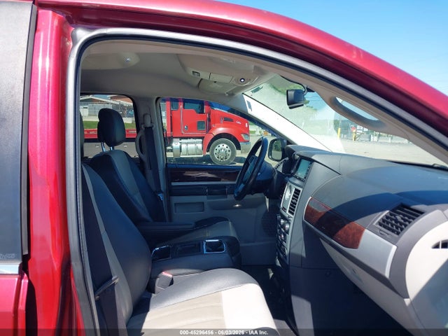 45296456 :رقم المزاد ، 2A4RR8DX4AR358349 vin ، 2010 Chrysler Town & Country Touring Plus مزاد بيع