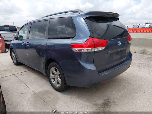 2013 Toyota Sienna Le V6 8 Passenger მანქანა იყიდება აუქციონზე, vin: 5TDKK3DC4DS372565, აუქციონის ნომერი: 45297223