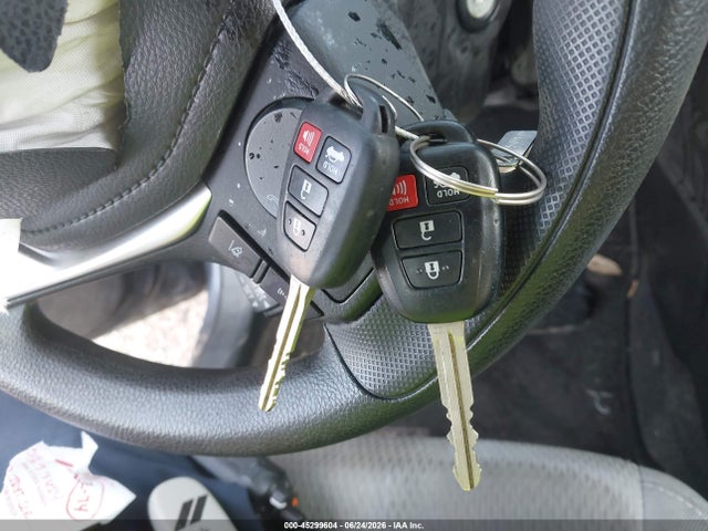2017 Toyota Corolla Le მანქანა იყიდება აუქციონზე, vin: 5YFBURHE2HP636213, აუქციონის ნომერი: 45299604