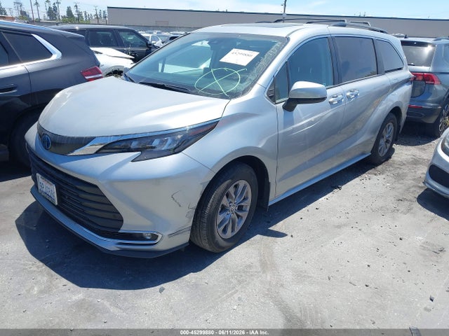 Toyota SIENNA XLE 2024 5TDYRKEC7RS218860 Image 2