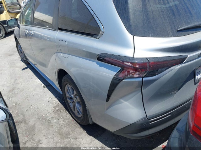 Toyota SIENNA XLE 2024 5TDYRKEC7RS218860 Image 3