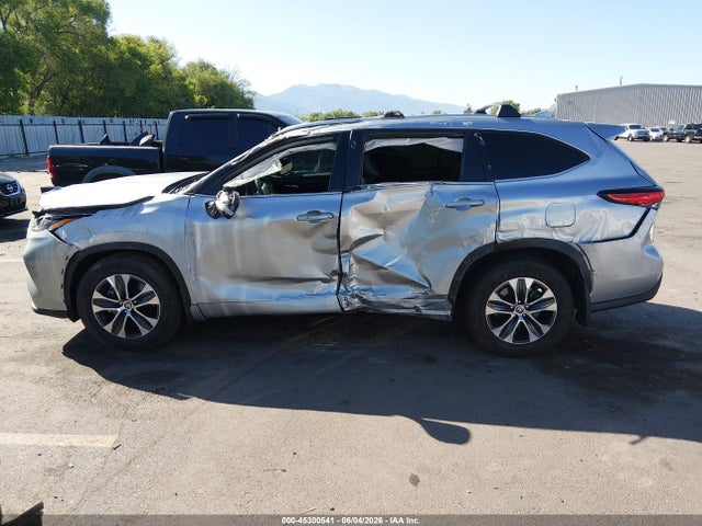 Toyota Highlander Xle 2022 5TDHZRBH3NS583300 Image 13