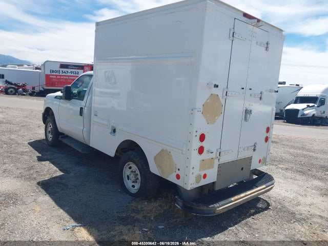 45300642 :رقم المزاد ، 1FDBF2B67FEA47599 vin ، 2015 Ford F-250 Xl مزاد بيع