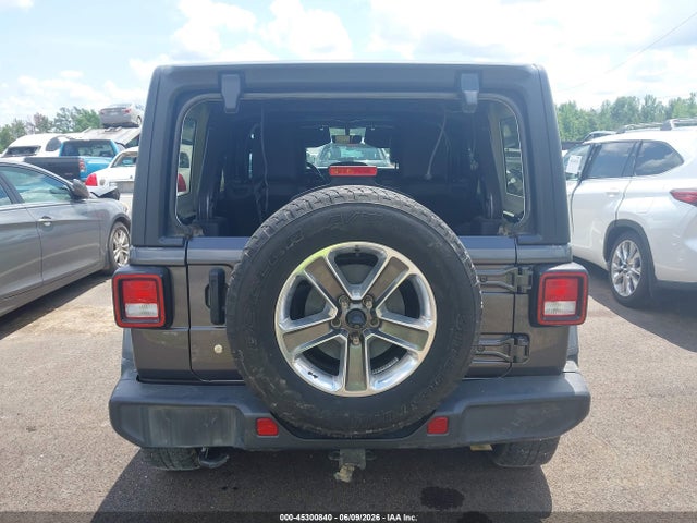 1C4HJXEG4JW113639 Jeep Wrangler Unlimited Sahara 4x4