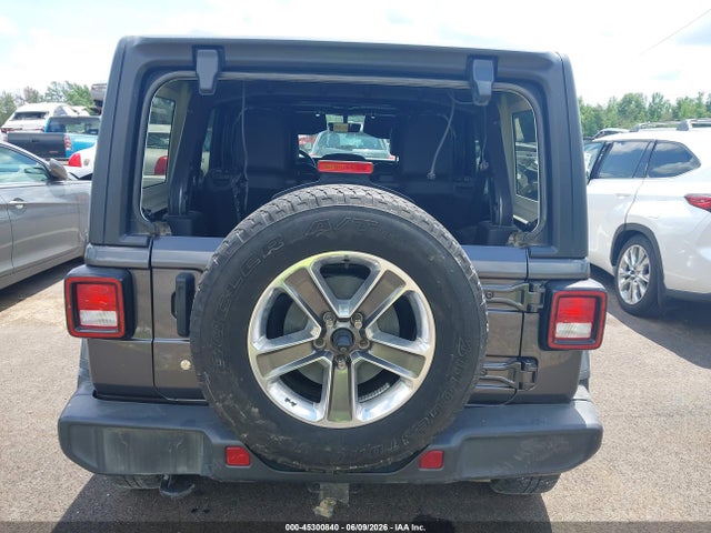 1C4HJXEG4JW113639 Jeep Wrangler Unlimited Sahara 4x4