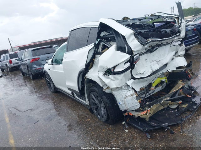 Продажа на аукционе авто 2017 Tesla Model X, vin: 5YJXCBE20HF077069, номер лота: 45301082