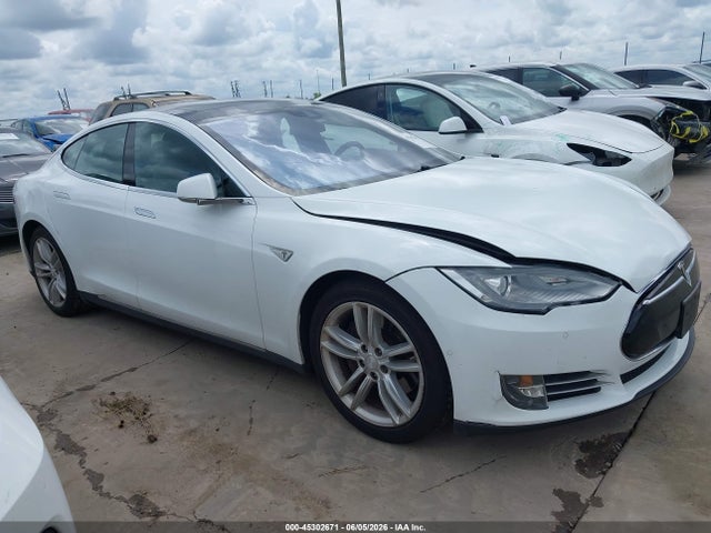 Продажа на аукционе авто 2015 Tesla Model S 60/70/85, vin: 5YJSA1E12FF110670, номер лота: 45302671