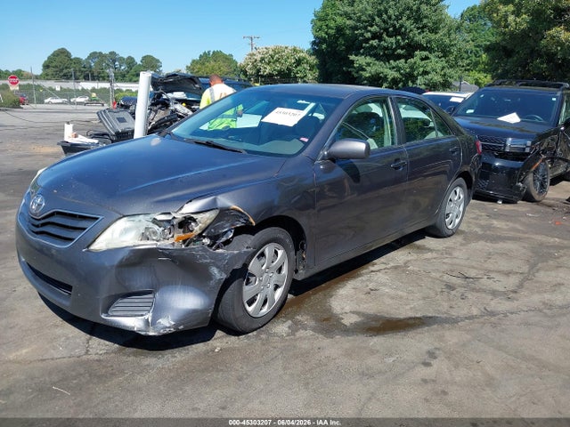 45303207 :رقم المزاد ، 4T1BF3EK0AU053032 vin ، 2010 Toyota Camry Le مزاد بيع