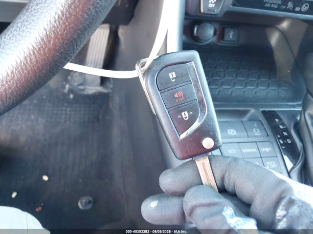 2T3F1RFV4LW092065 Toyota RAV4 LE