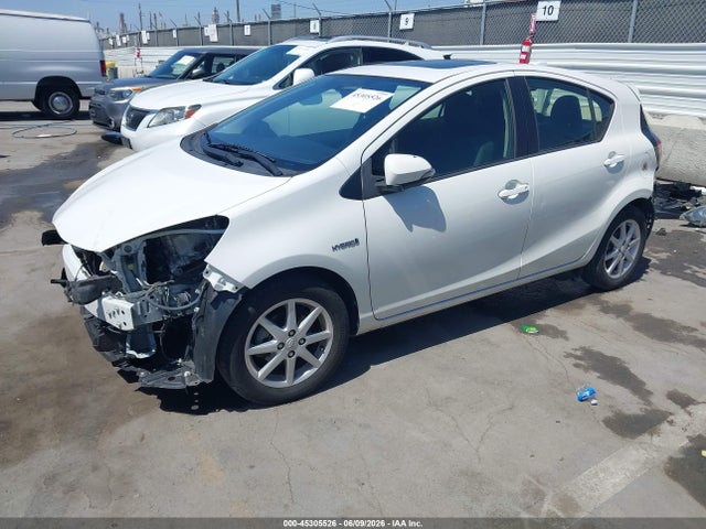 Toyota Prius C Three 2015 JTDKDTB39F1095828 Image 2