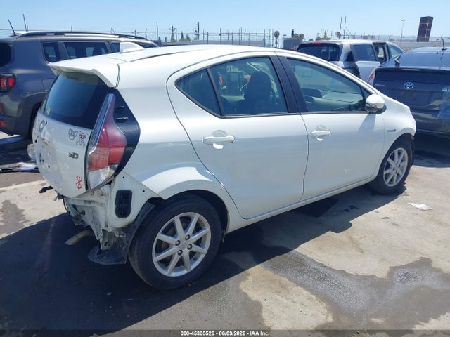 Toyota Prius C Three 2015 JTDKDTB39F1095828 Image 4