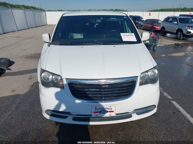 2015 Chrysler Town & Country S მანქანა იყიდება აუქციონზე, vin: 2C4RC1HG4FR590949, აუქციონის ნომერი: 45305590