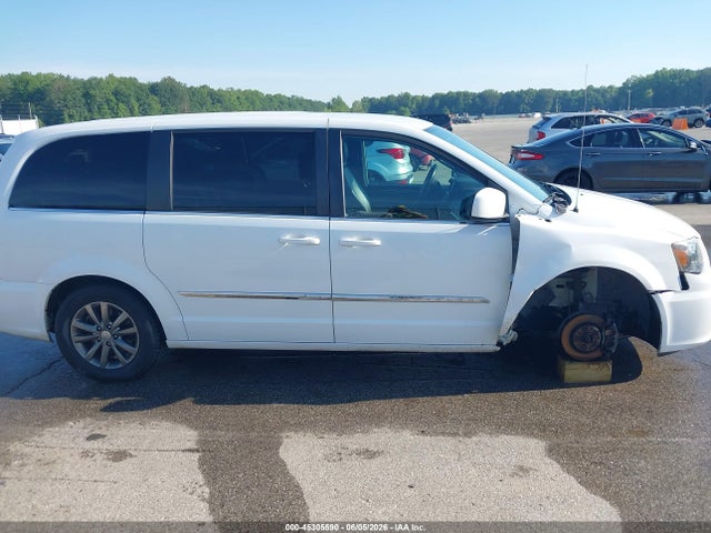 2015 Chrysler Town & Country S მანქანა იყიდება აუქციონზე, vin: 2C4RC1HG4FR590949, აუქციონის ნომერი: 45305590