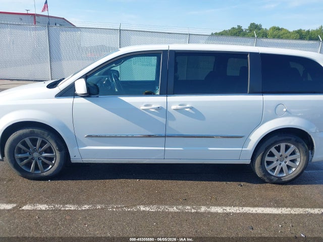 2015 Chrysler Town & Country S მანქანა იყიდება აუქციონზე, vin: 2C4RC1HG4FR590949, აუქციონის ნომერი: 45305590