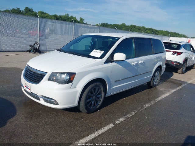 2015 Chrysler Town & Country S მანქანა იყიდება აუქციონზე, vin: 2C4RC1HG4FR590949, აუქციონის ნომერი: 45305590