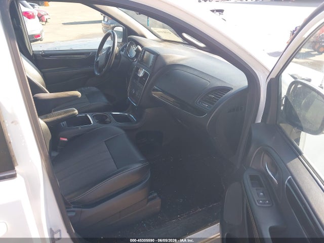 2015 Chrysler Town & Country S მანქანა იყიდება აუქციონზე, vin: 2C4RC1HG4FR590949, აუქციონის ნომერი: 45305590