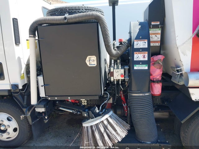 45305719 :رقم المزاد ، 54DB4W1D8LS208715 vin ، 2020 Isuzu Npr مزاد بيع