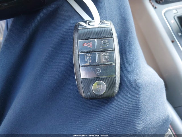 KIA SEDONA LX 2018 KNDMB5C13J6373478 Image 11