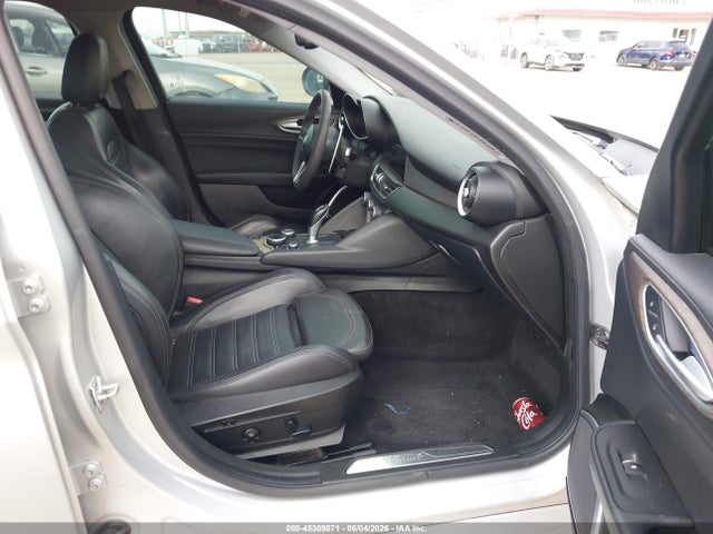 45309071 :رقم المزاد ، ZARFAECN7H7542233 vin ، 2017 Alfa Romeo Giulia Ti Rwd مزاد بيع