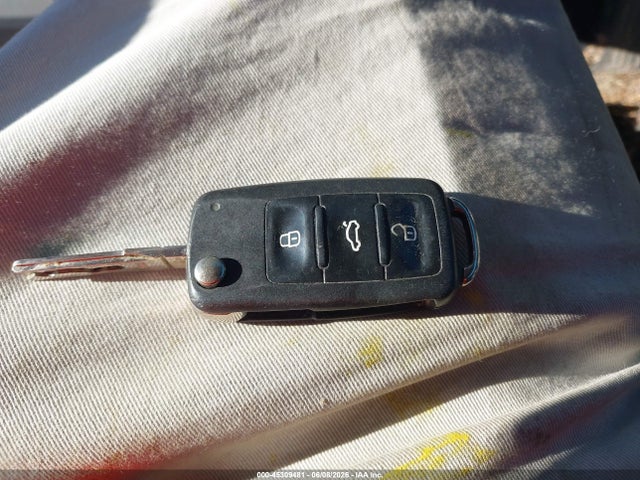 1VWAT7A38HC014989 Volkswagen Passat 1.8t S
