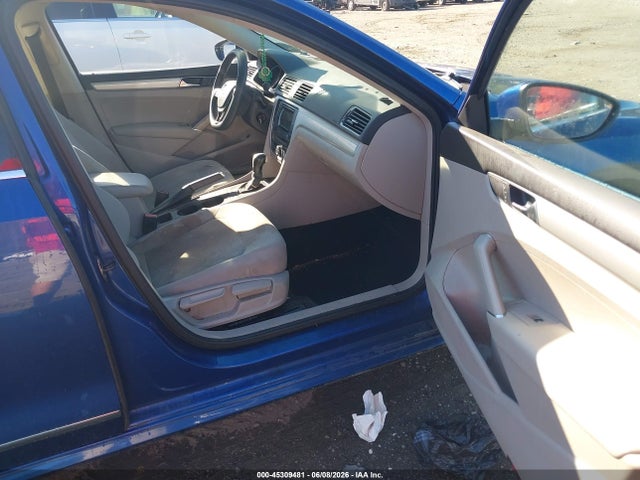 1VWAT7A38HC014989 Volkswagen Passat 1.8t S