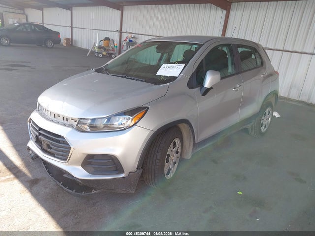 Chevrolet TRAX LS 2018 KL7CJKSBXJB720686 Image 2