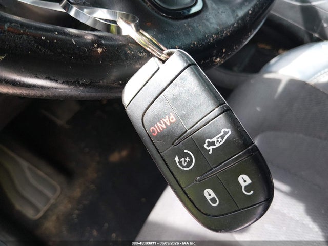 45309831 :رقم المزاد ، 1C3CCCBGXFN705839 vin ، 2015 Chrysler 200 S مزاد بيع