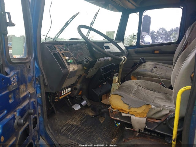 45310262 :رقم المزاد ، 1FV3G6AC71HH24394 vin ، 2001 Freightliner Medium Conventional Fl60 مزاد بيع