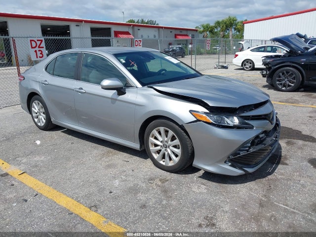 45310826 :رقم المزاد ، 4T1C11AK3LU935781 vin ، 2020 Toyota Camry Le مزاد بيع