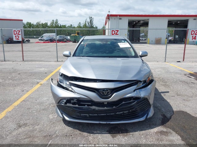 2020 Toyota Camry Le მანქანა იყიდება აუქციონზე, vin: 4T1C11AK3LU935781, აუქციონის ნომერი: 45310826