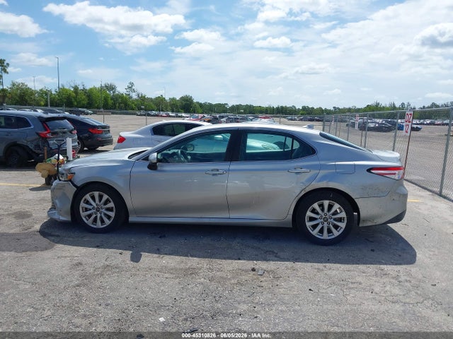 2020 Toyota Camry Le მანქანა იყიდება აუქციონზე, vin: 4T1C11AK3LU935781, აუქციონის ნომერი: 45310826