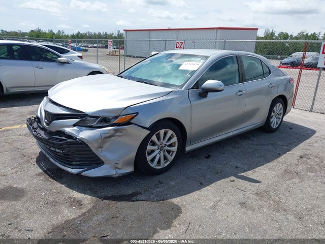 2020 Toyota Camry Le მანქანა იყიდება აუქციონზე, vin: 4T1C11AK3LU935781, აუქციონის ნომერი: 45310826