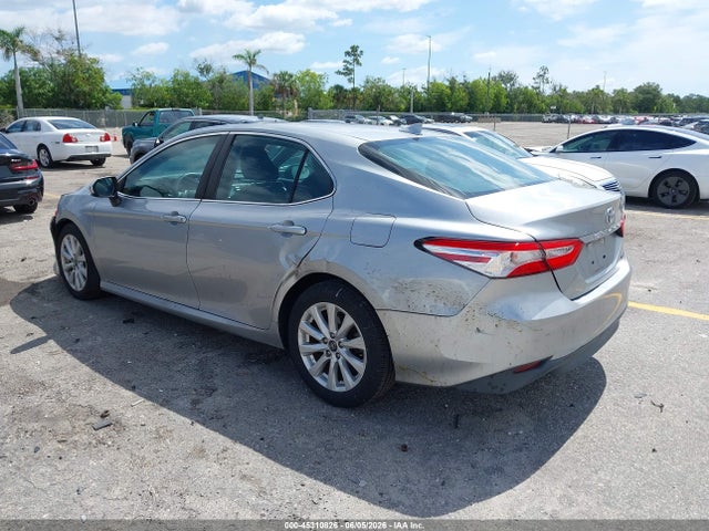 2020 Toyota Camry Le მანქანა იყიდება აუქციონზე, vin: 4T1C11AK3LU935781, აუქციონის ნომერი: 45310826