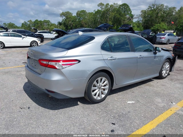 2020 Toyota Camry Le მანქანა იყიდება აუქციონზე, vin: 4T1C11AK3LU935781, აუქციონის ნომერი: 45310826