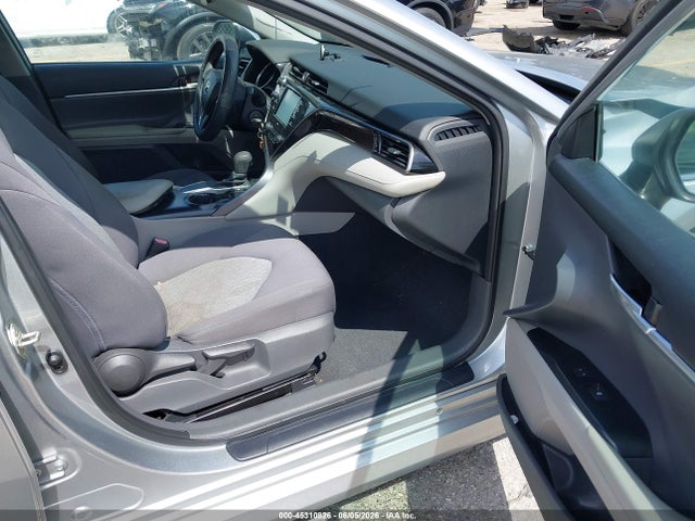 2020 Toyota Camry Le მანქანა იყიდება აუქციონზე, vin: 4T1C11AK3LU935781, აუქციონის ნომერი: 45310826