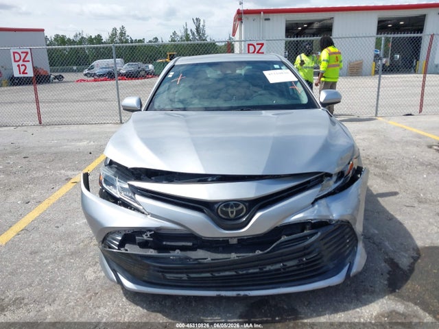 2020 Toyota Camry Le მანქანა იყიდება აუქციონზე, vin: 4T1C11AK3LU935781, აუქციონის ნომერი: 45310826